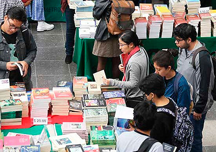 SÉPTIMA VENTA DE LIBROS UAM-I explanada interior del edificio F