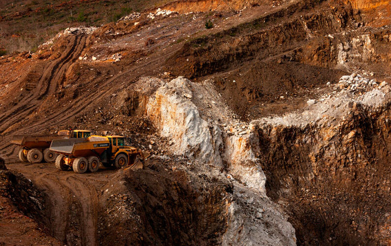 PARADOJAS AMBIENTALES. EXTRACTIVISMO FINANCIARIZADO VS. ESTRATEGIAS ECOFEMINISTAS POSIBLES