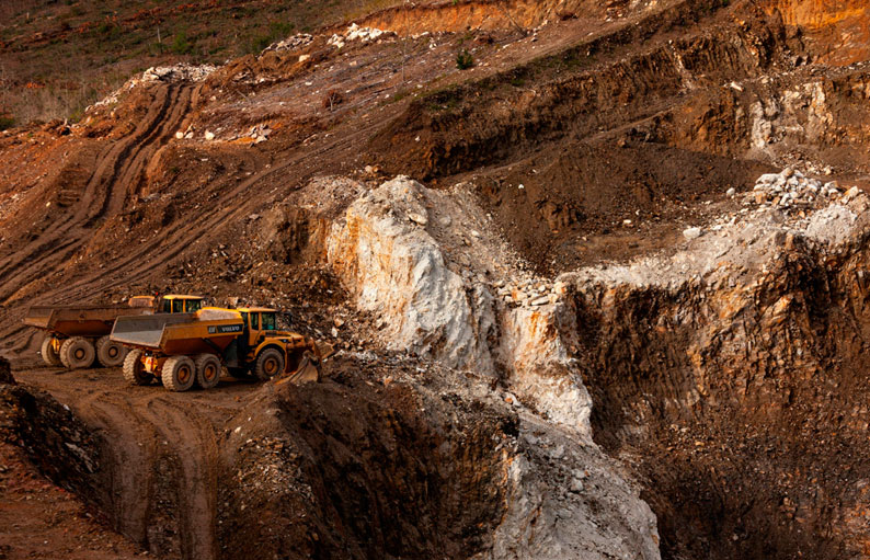 PARADOJAS AMBIENTALES. EXTRACTIVISMO FINANCIARIZADO VS. ESTRATEGIAS ECOFEMINISTAS POSIBLES