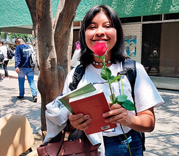 EL LIBRO Y LA FLOR